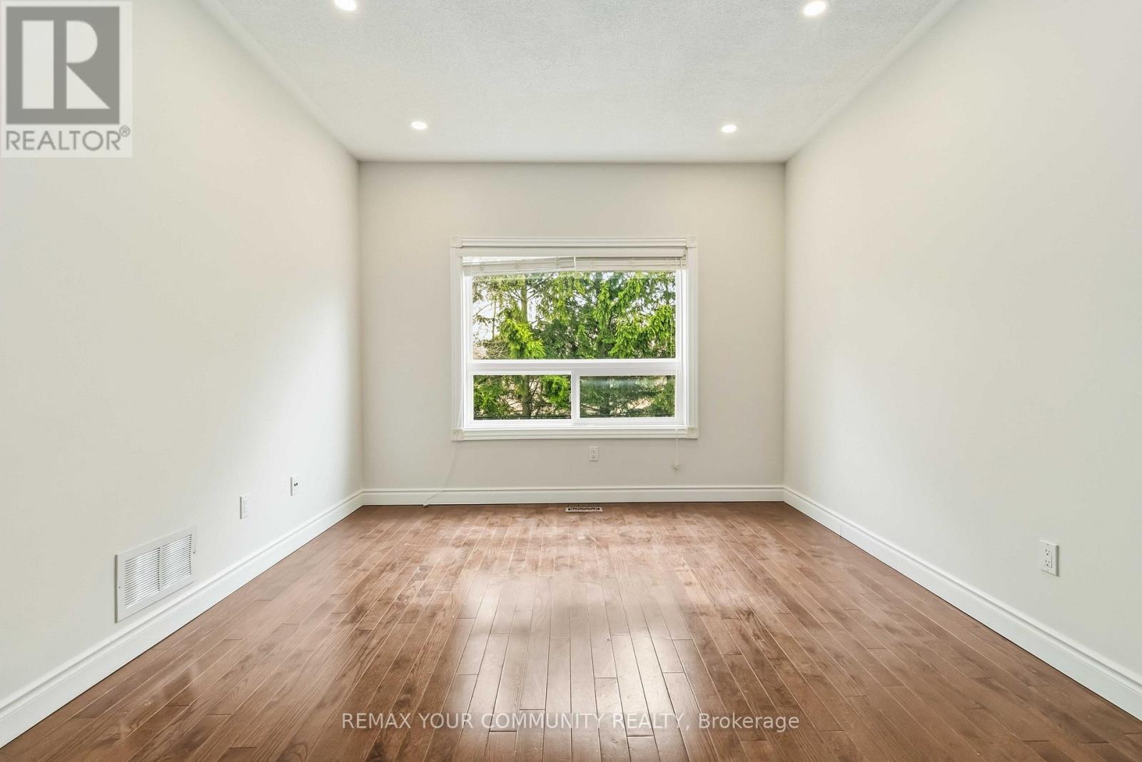 120 Shaftsbury Avenue, Richmond Hill, Ontario  L4C 0G6 - Photo 8 - N12964954