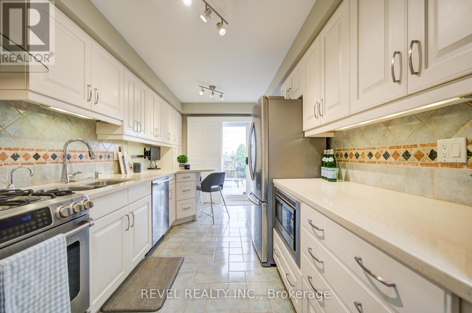 2255 Wildwood Crescent, Pickering, Ontario  L1X 2R7 - Photo 8 - E12999892