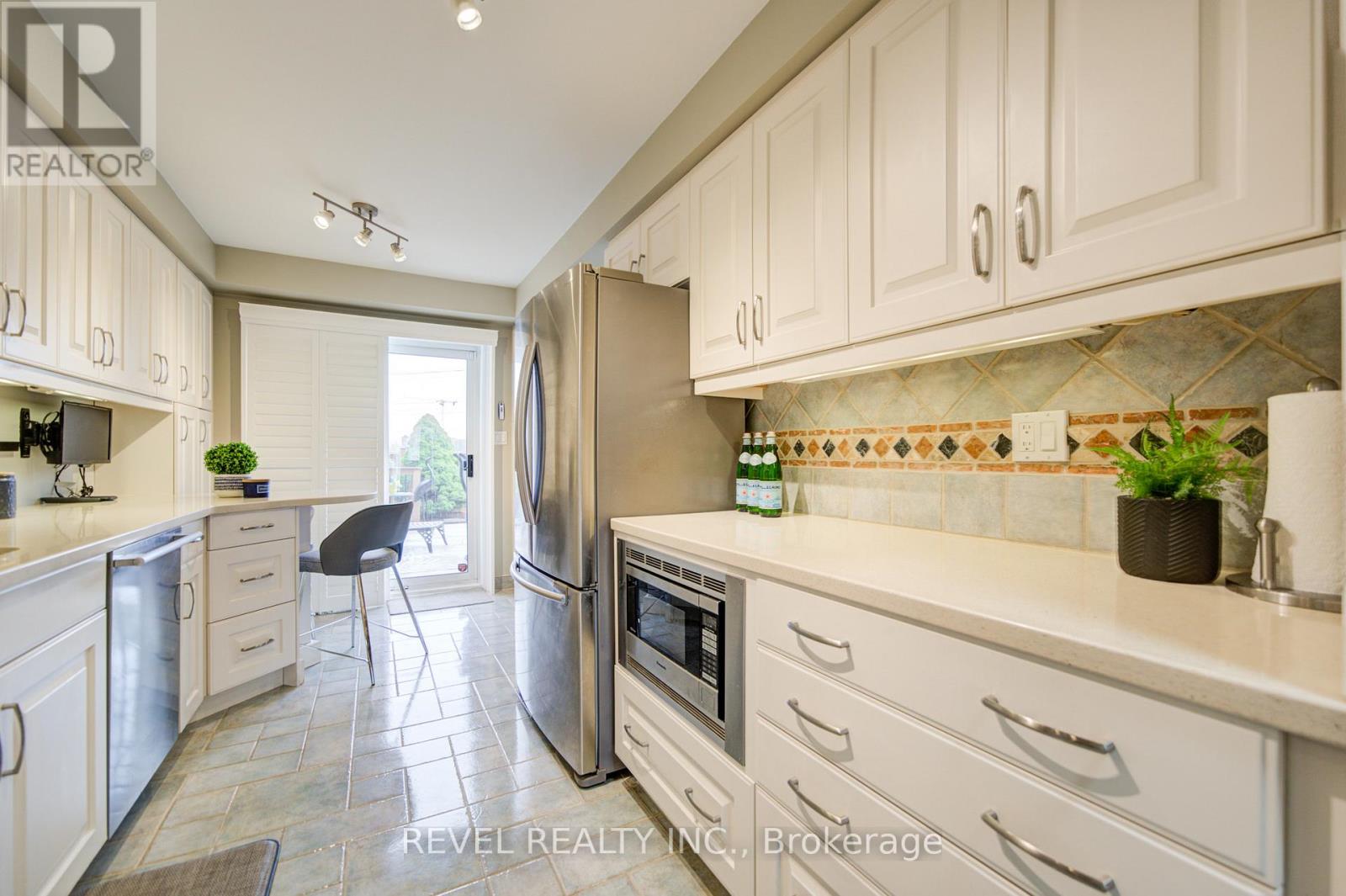 2255 Wildwood Crescent, Pickering, Ontario  L1X 2R7 - Photo 9 - E12999892