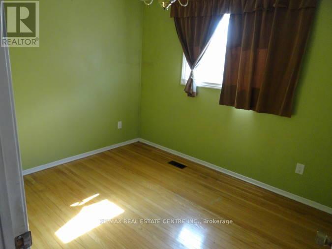 879 Consort Crescent, Mississauga, Ontario  L5C 1J8 - Photo 11 - W12999944