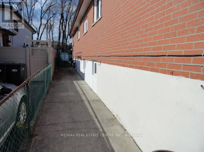 879 Consort Crescent, Mississauga, Ontario  L5C 1J8 - Photo 14 - W12999944