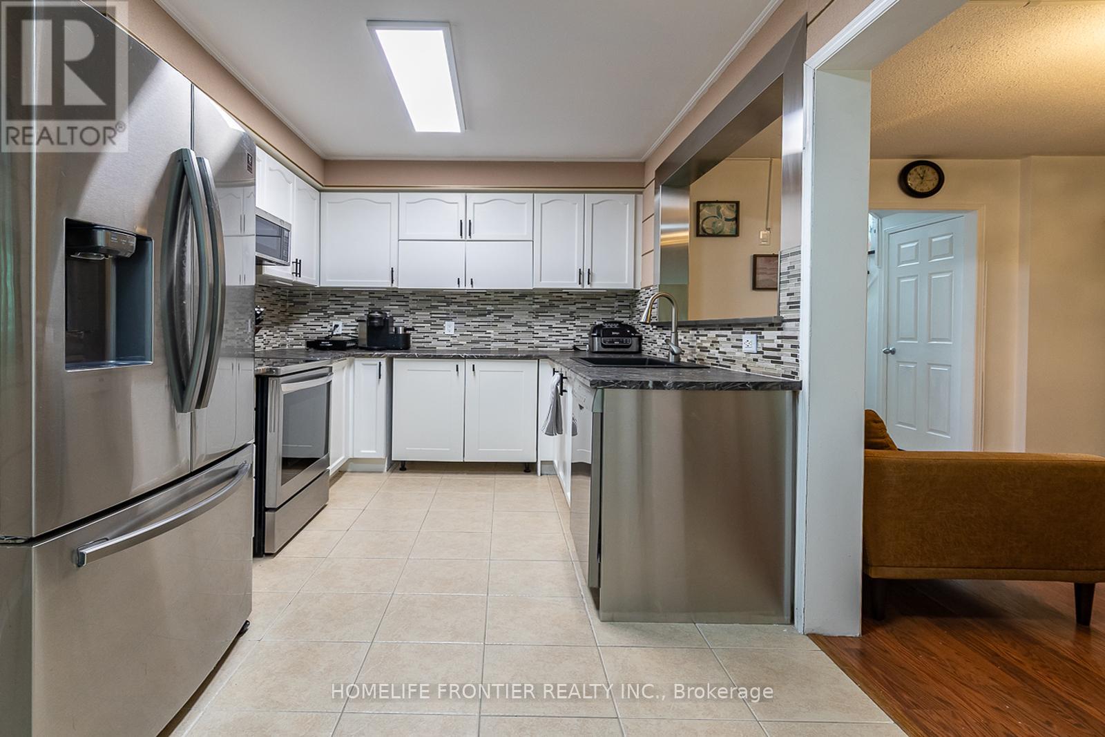 65 West Park Avenue, Bradford West Gwillimbury, Ontario  L3Z 0A7 - Photo 2 - N12998542