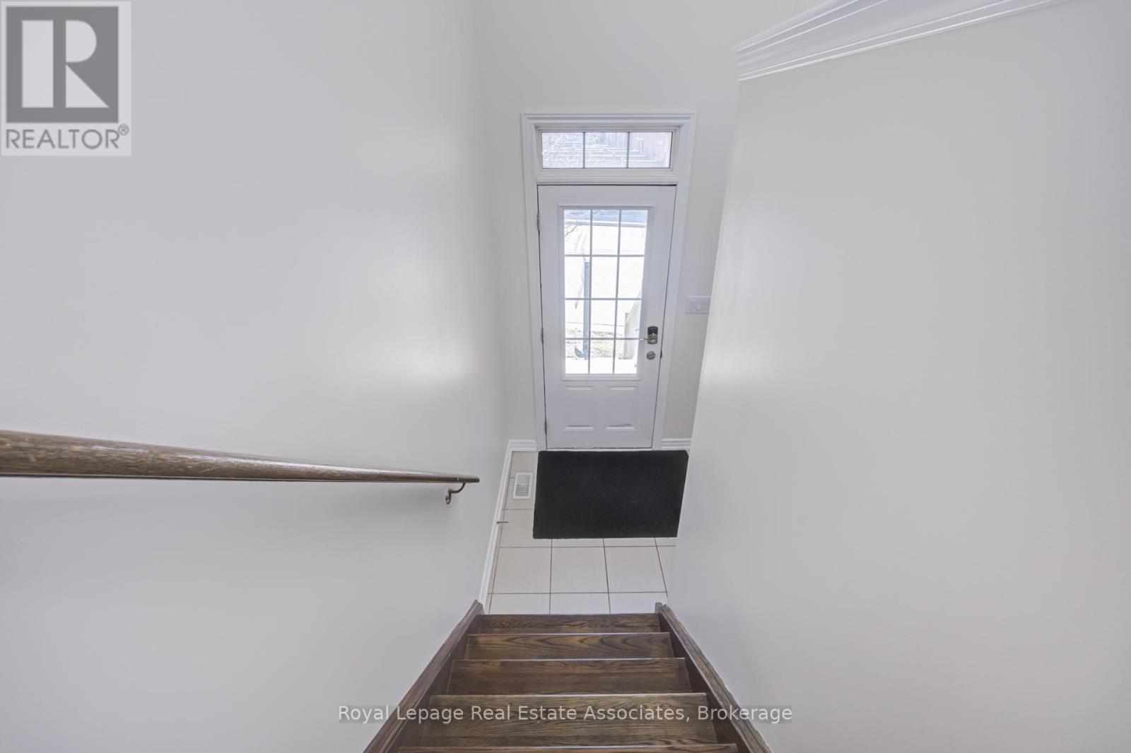 1376 Granrock Crescent, Mississauga, Ontario  L5V 0E1 - Photo 4 - W12972390