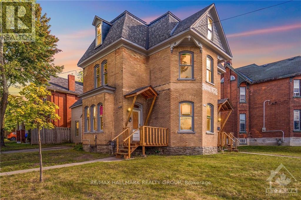 42 CHURCH STREET W, Smiths Falls, Ontario