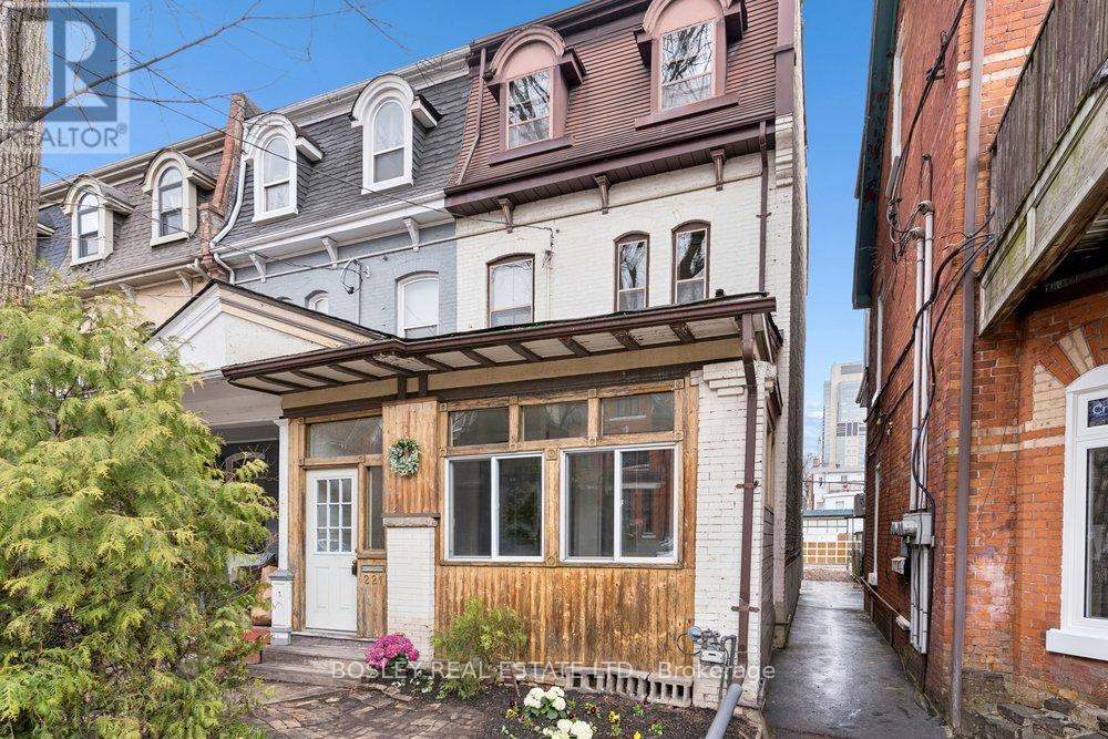 221 BEVERLEY STREET, Toronto, Ontario