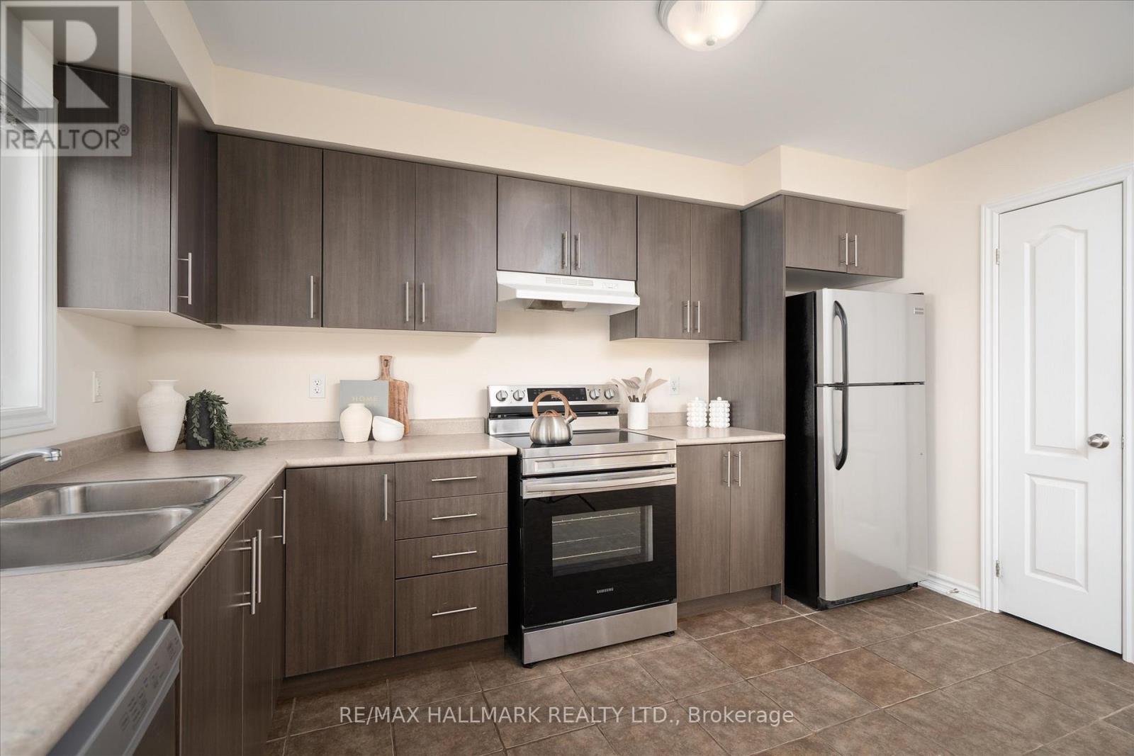 32 Katerson Lane, Clarington, Ontario  L1E 0E9 - Photo 8 - E13000056