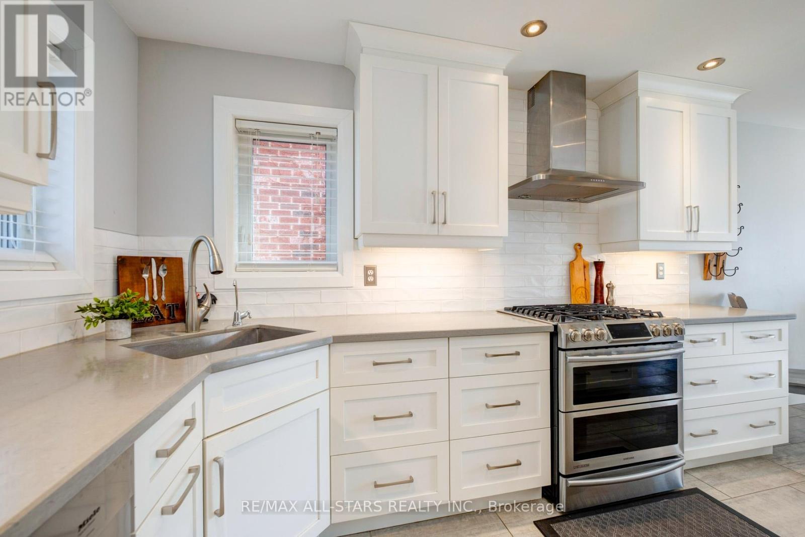 72 Wessex Drive, Whitby, Ontario  L1M 2C2 - Photo 10 - E13000100