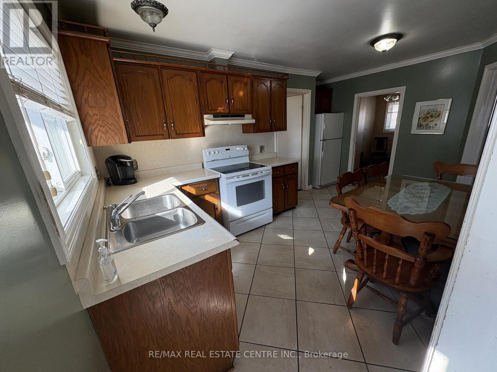 260 Sydney Street, Milton, Ontario  L9T 1E1 - Photo 4 - W12509330