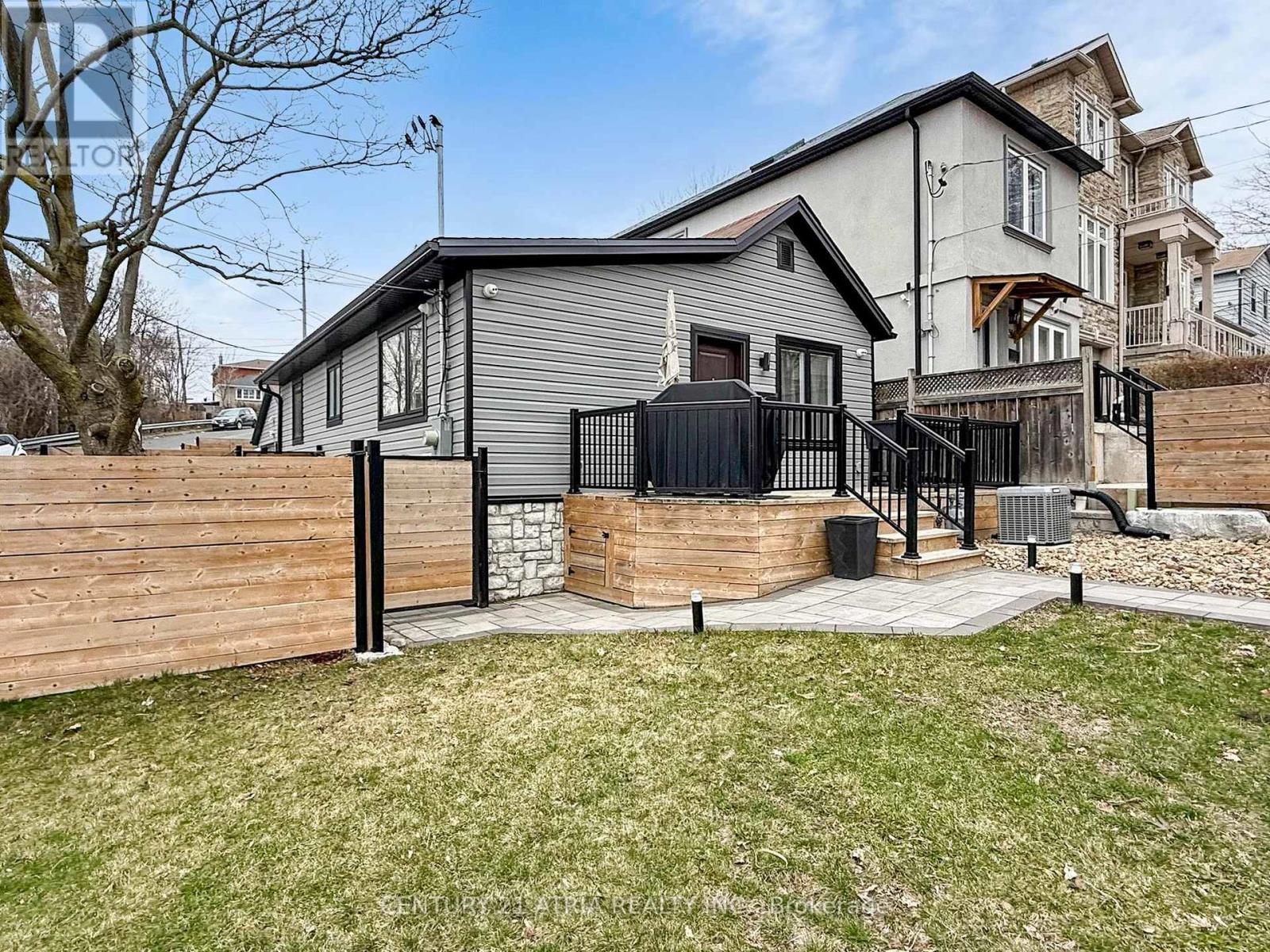 534 Silverthorn Avenue, Toronto, Ontario  M6M 3H9 - Photo 2 - W13000084