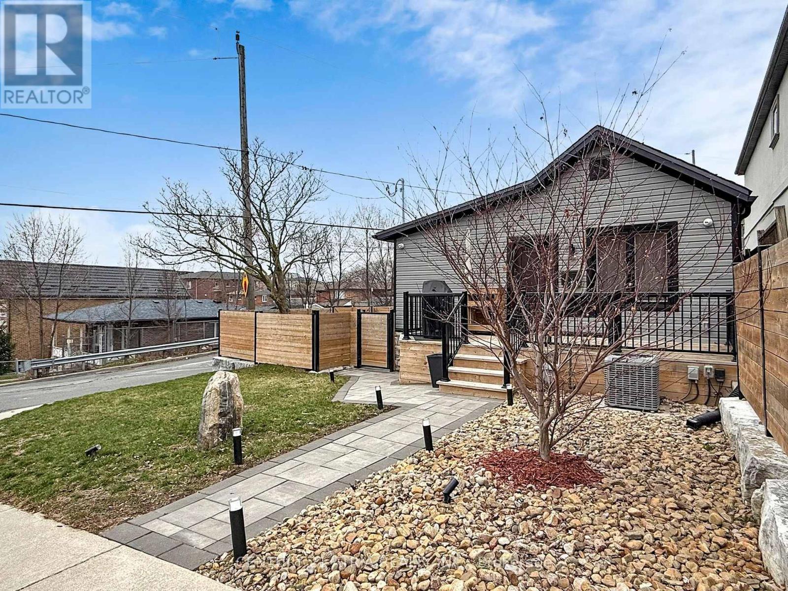 534 Silverthorn Avenue, Toronto, Ontario  M6M 3H9 - Photo 3 - W13000084