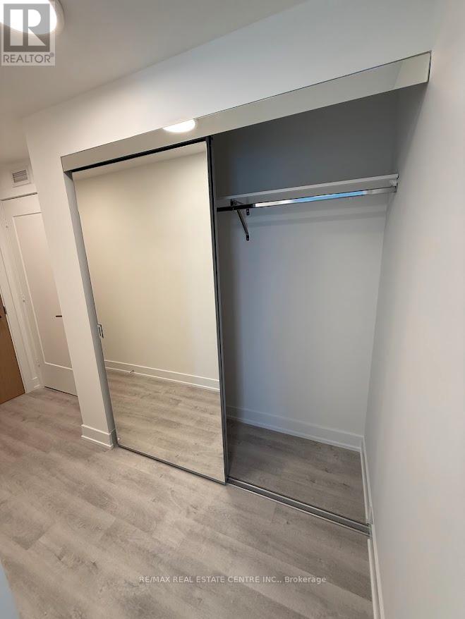 2004 - 60 Central Park Roadway Road, Toronto, Ontario  M9A 0E6 - Photo 5 - W12994030