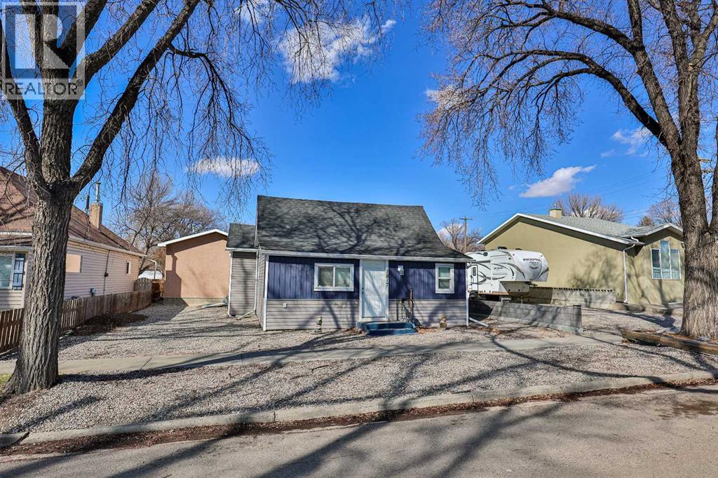 1817 1a Avenue  N, Lethbridge, Alberta  T1H 0A9 - Photo 2 - A2299545