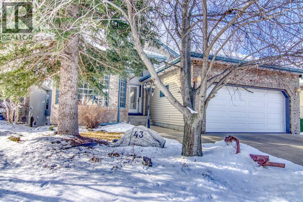 43 Valley Ridge Green NW, Calgary, Alberta  T3B 5L4 - Photo 3 - A2288000