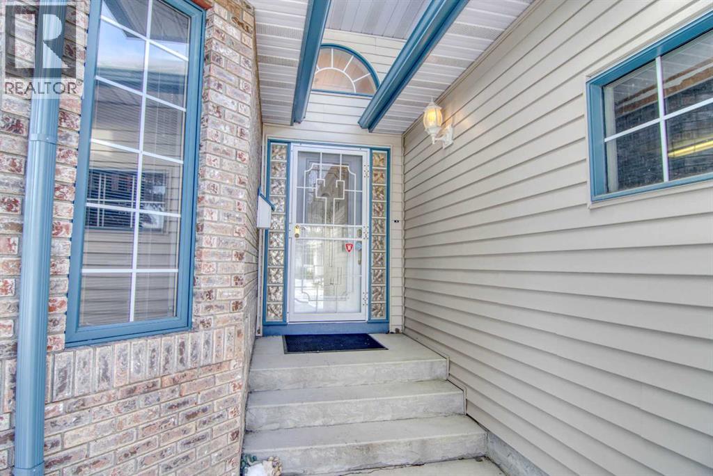 43 Valley Ridge Green NW, Calgary, Alberta  T3B 5L4 - Photo 5 - A2288000