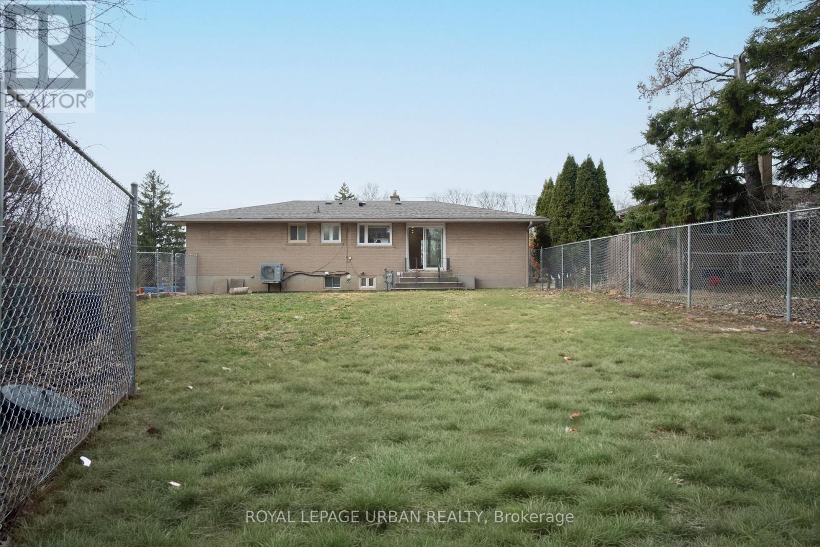 9 Page Avenue, Toronto, Ontario  M2K 2B3 - Photo 37 - C13000394