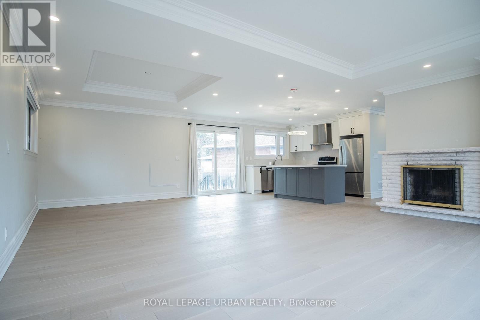 9 Page Avenue, Toronto, Ontario  M2K 2B3 - Photo 4 - C13000394