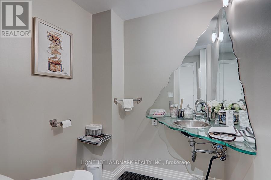 35 Gardiner Road E, Toronto, Ontario  M5P 3B6 - Photo 12 - C13000450