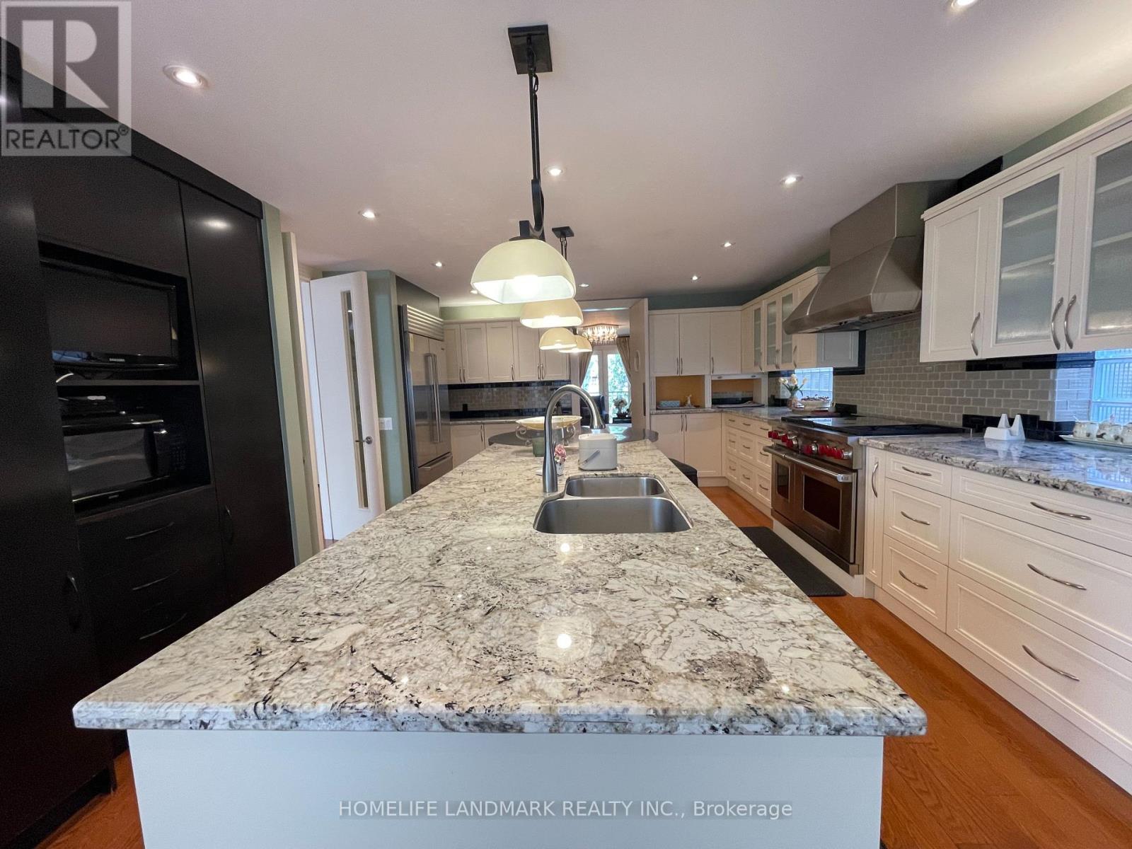 35 Gardiner Road E, Toronto, Ontario  M5P 3B6 - Photo 8 - C13000450