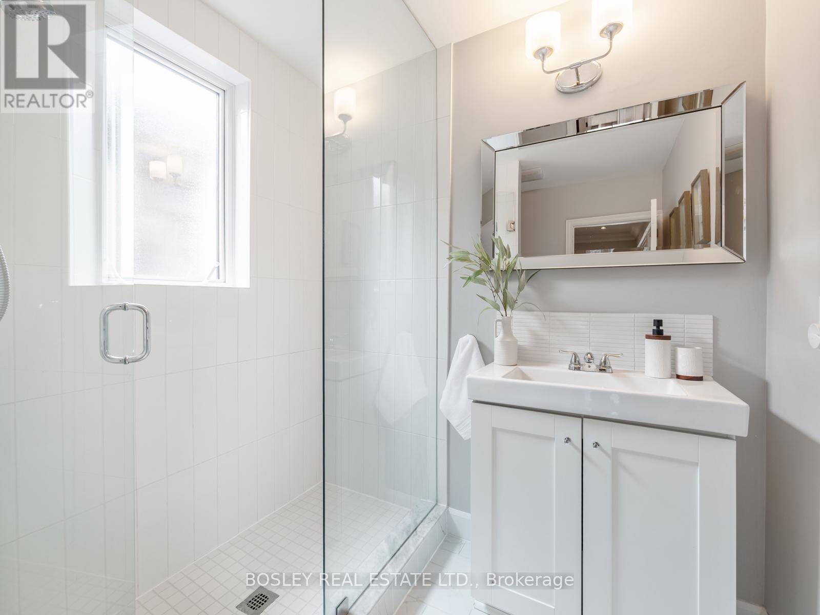 1070 Woodbine Avenue, Toronto, Ontario  M4C 4C5 - Photo 29 - E13000206