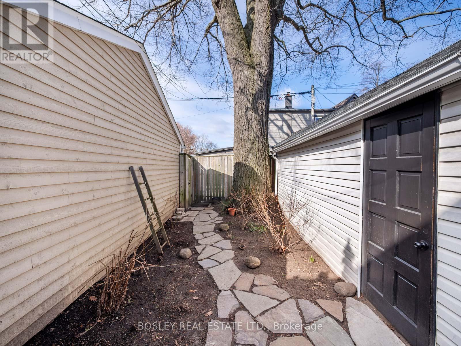 1070 Woodbine Avenue, Toronto, Ontario  M4C 4C5 - Photo 47 - E13000206