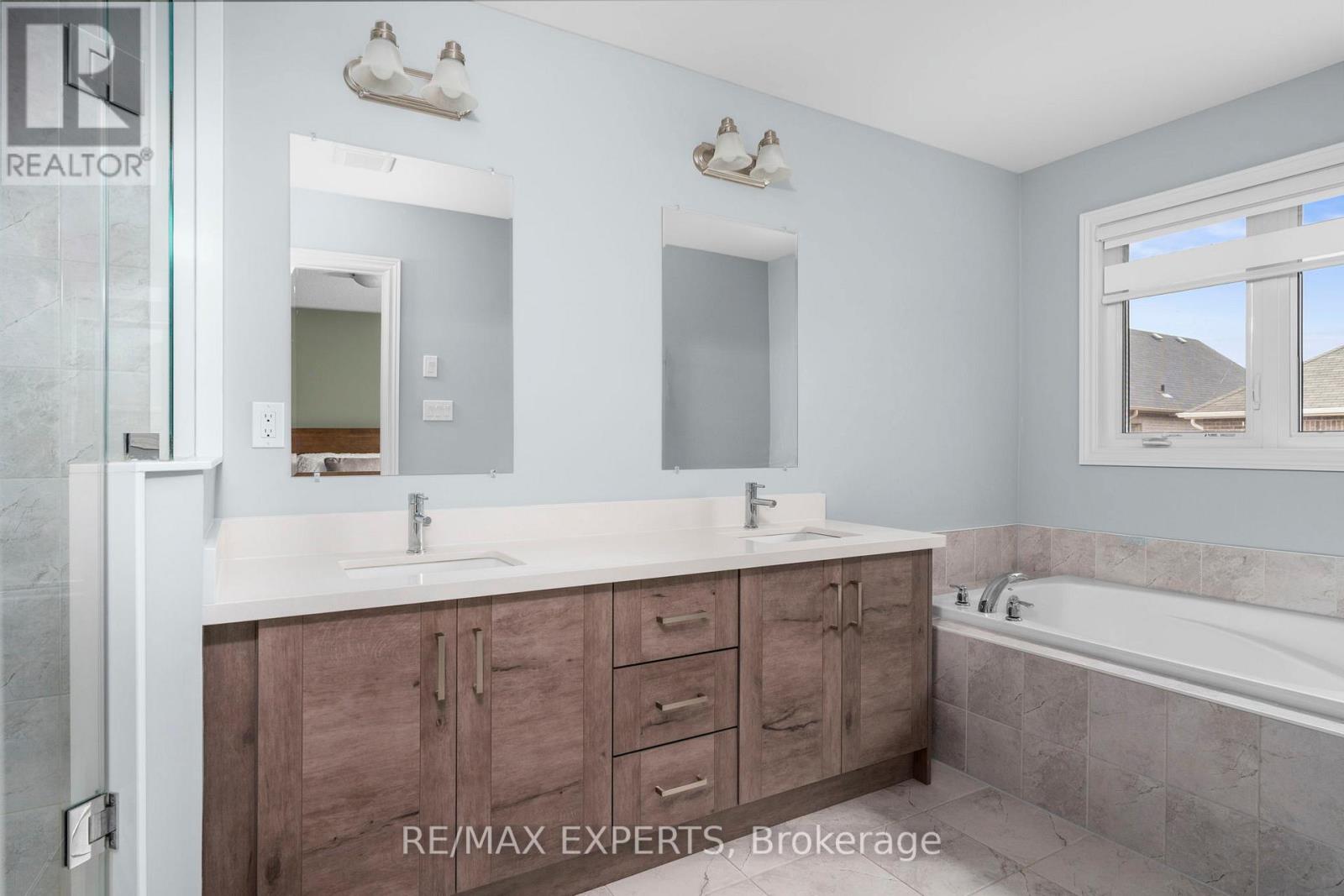 33 Frederick Taylor Way, East Gwillimbury (Mt Albert), Ontario  L0G 1M0 - Photo 31 - N13000208