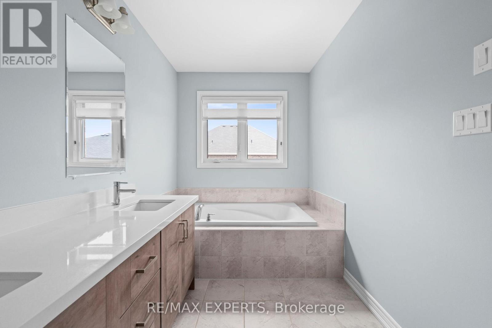 33 Frederick Taylor Way, East Gwillimbury (Mt Albert), Ontario  L0G 1M0 - Photo 32 - N13000208