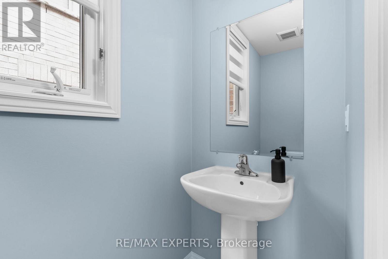 33 Frederick Taylor Way, East Gwillimbury (Mt Albert), Ontario  L0G 1M0 - Photo 6 - N13000208