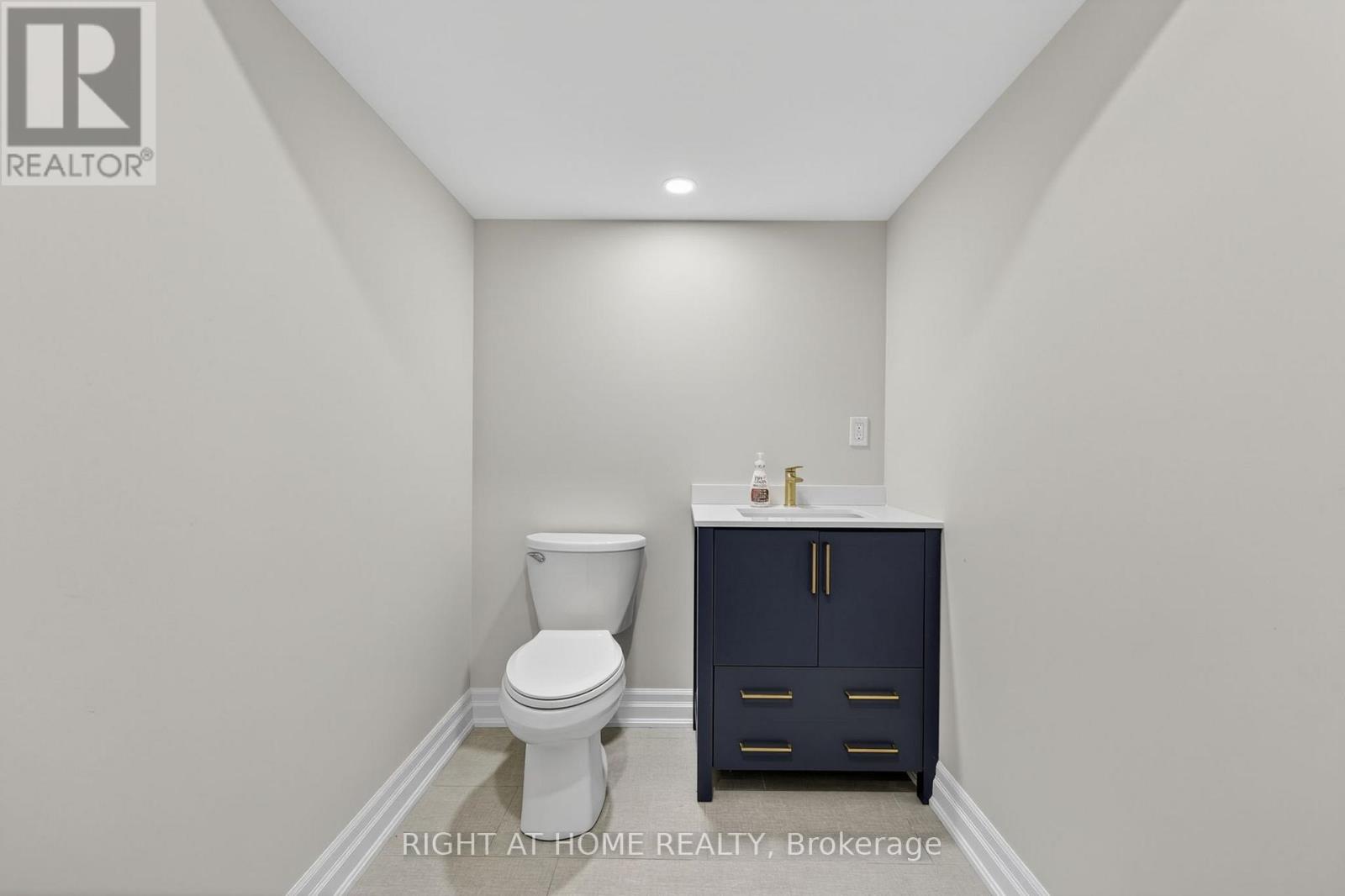 61 Latimer Avenue, Essa, Ontario  L3W 0N3 - Photo 37 - N13000306