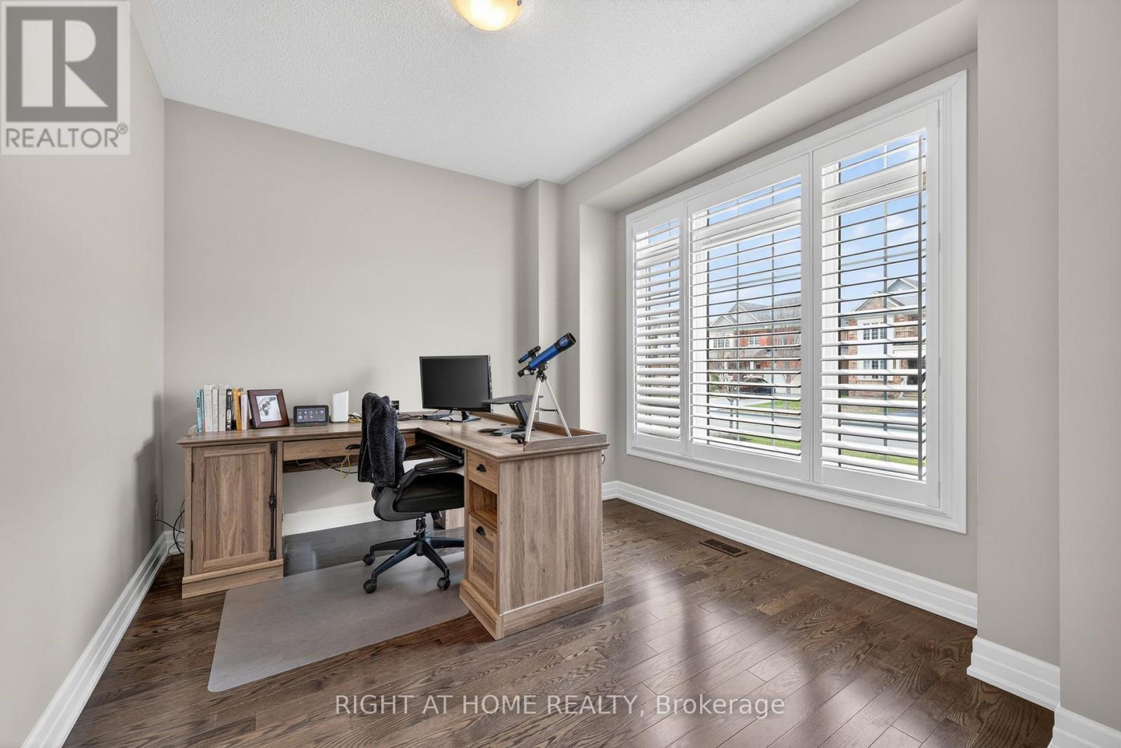 61 Latimer Avenue, Essa, Ontario  L3W 0N3 - Photo 4 - N13000306