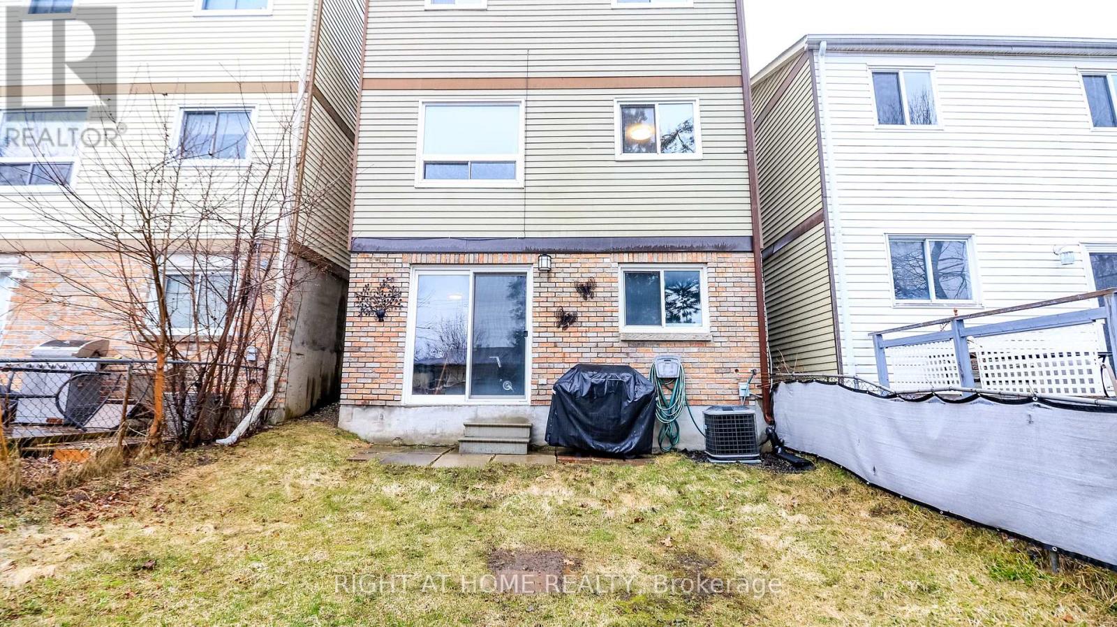 21 Robin Court, Barrie, Ontario  L4M 5L9 - Photo 4 - S13000282