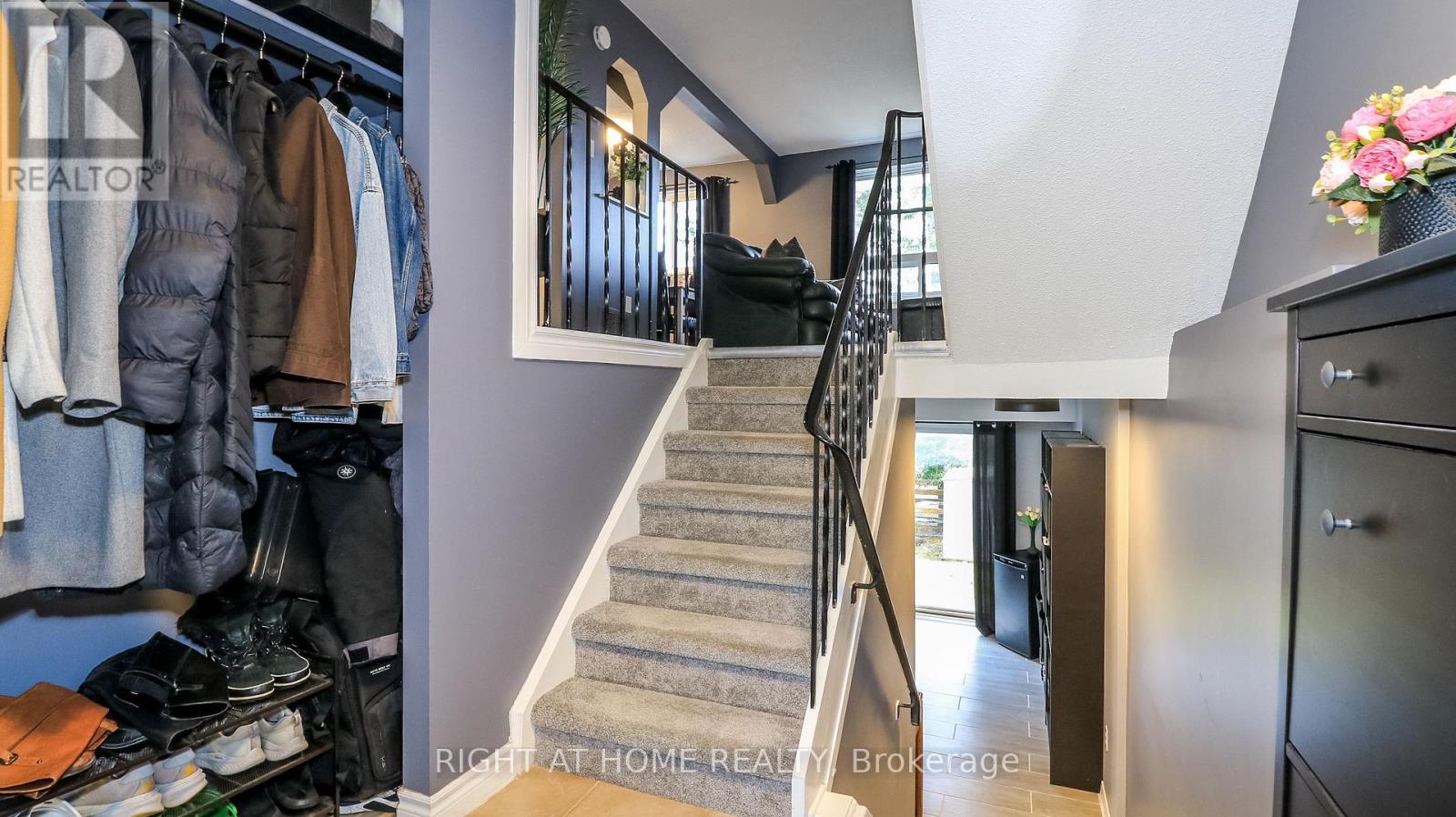 21 Robin Court, Barrie, Ontario  L4M 5L9 - Photo 5 - S13000282