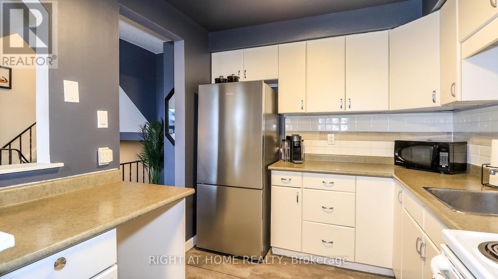 21 Robin Court, Barrie, Ontario  L4M 5L9 - Photo 8 - S13000282