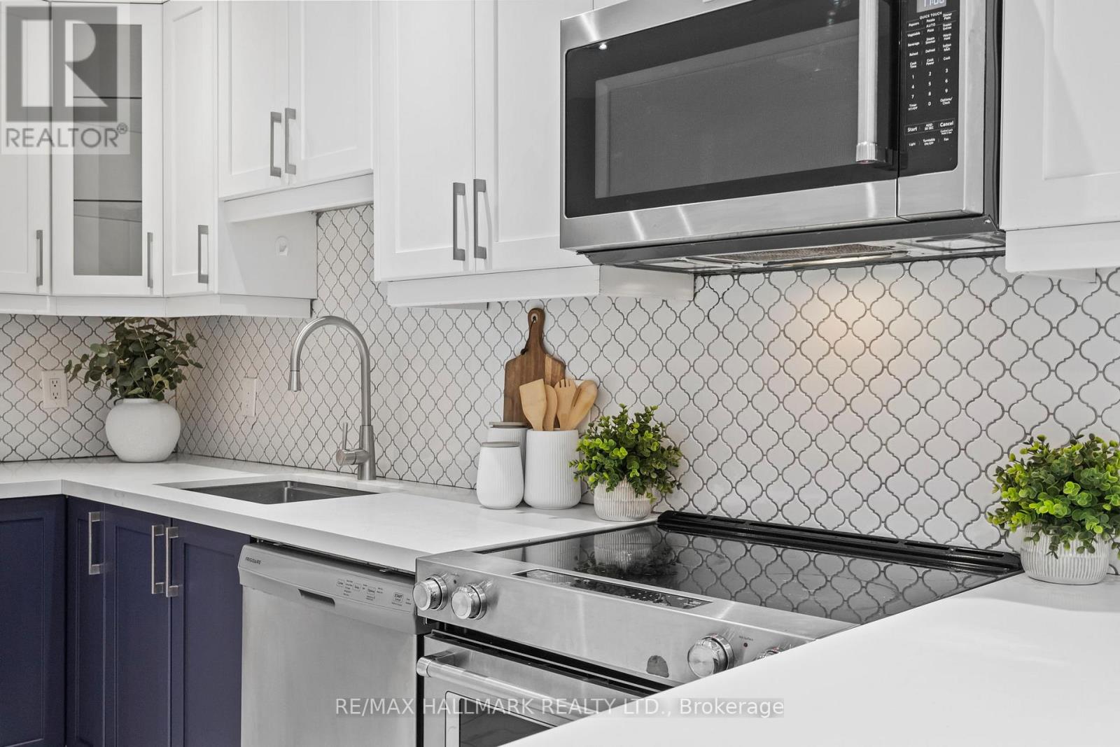 431 Beresford Avenue, Toronto, Ontario  M6S 3B6 - Photo 7 - W13000190