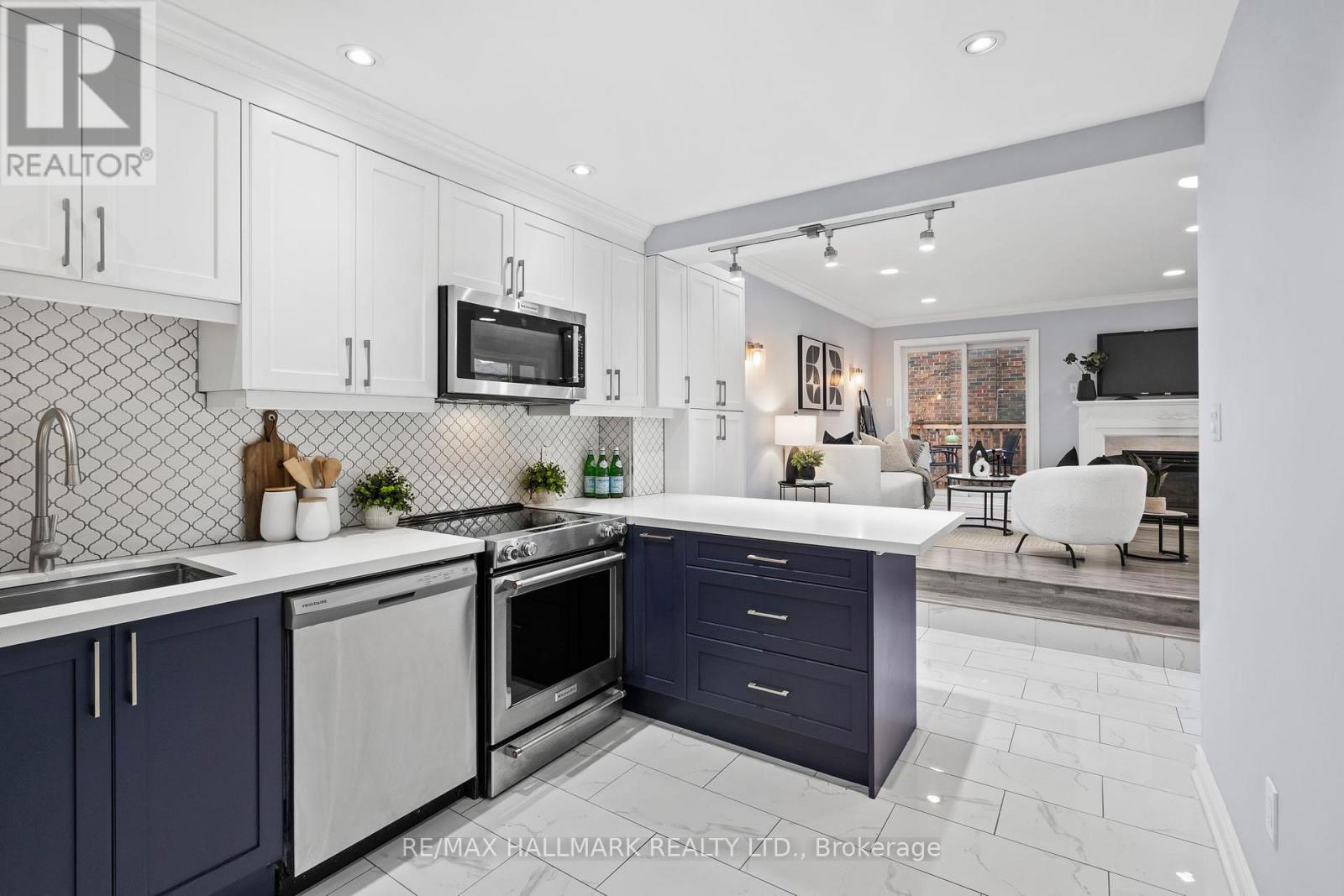 431 Beresford Avenue, Toronto, Ontario  M6S 3B6 - Photo 8 - W13000190