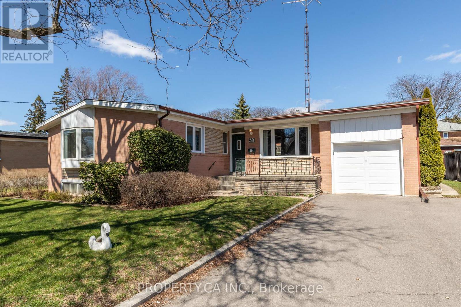 38 Florida Crescent, Toronto, Ontario  M9M 1P5 - Photo 2 - W13000268