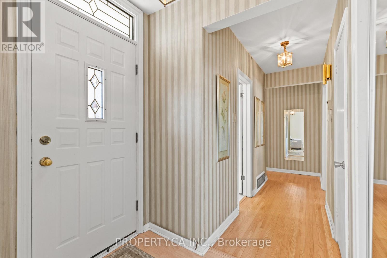 38 Florida Crescent, Toronto, Ontario  M9M 1P5 - Photo 5 - W13000268