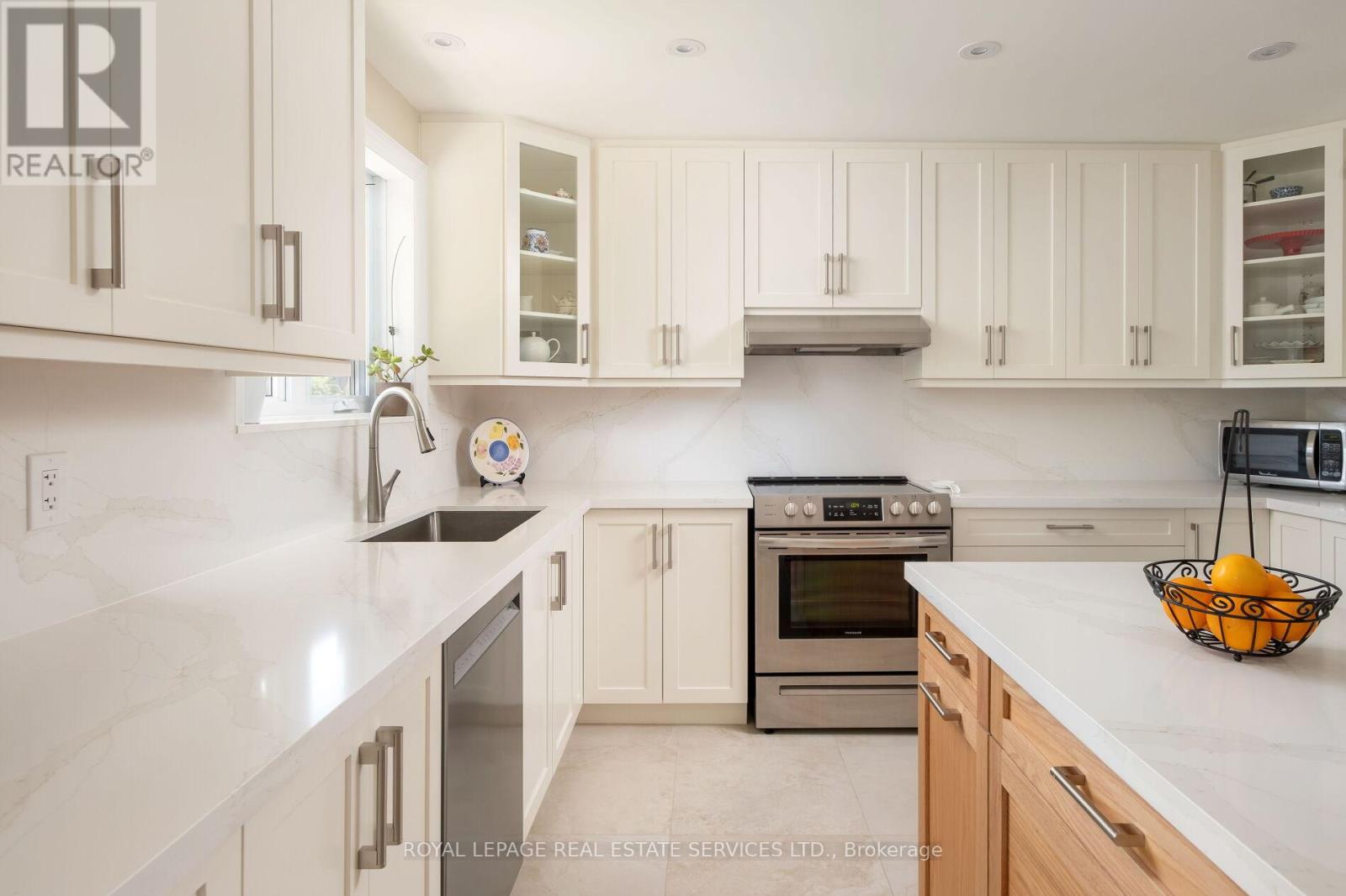 15 Westroyal Road, Toronto, Ontario  M9P 2C4 - Photo 15 - W13000320