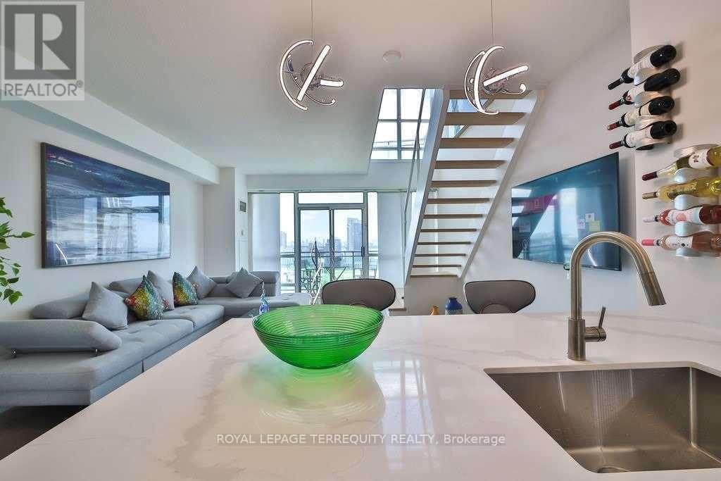 Ph06 - 185 Legion Road N, Toronto, Ontario  M8Y 0A1 - Photo 2 - W13000326