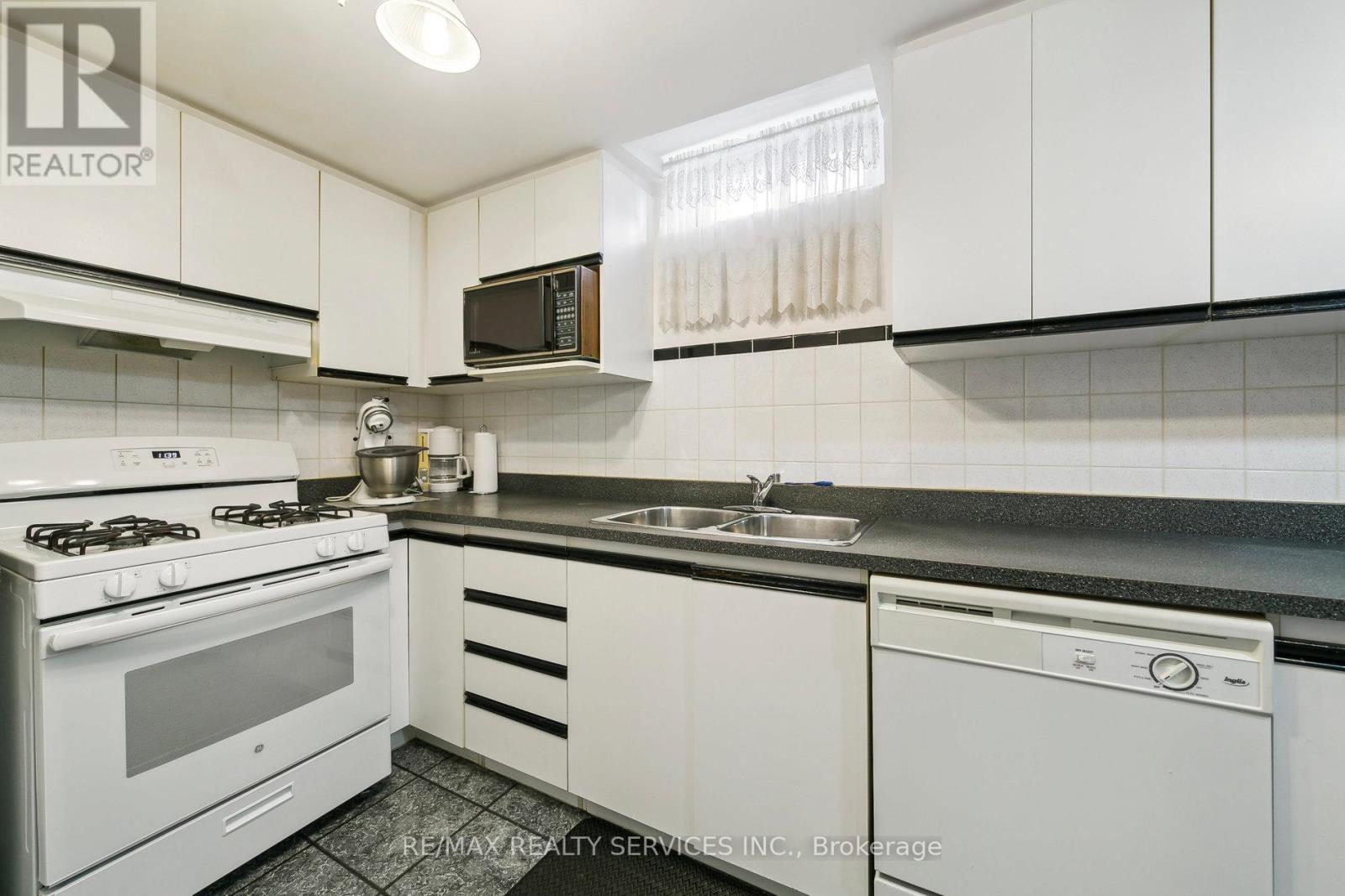 247 Vodden Street W, Brampton, Ontario  L6X 2X7 - Photo 39 - W13000446