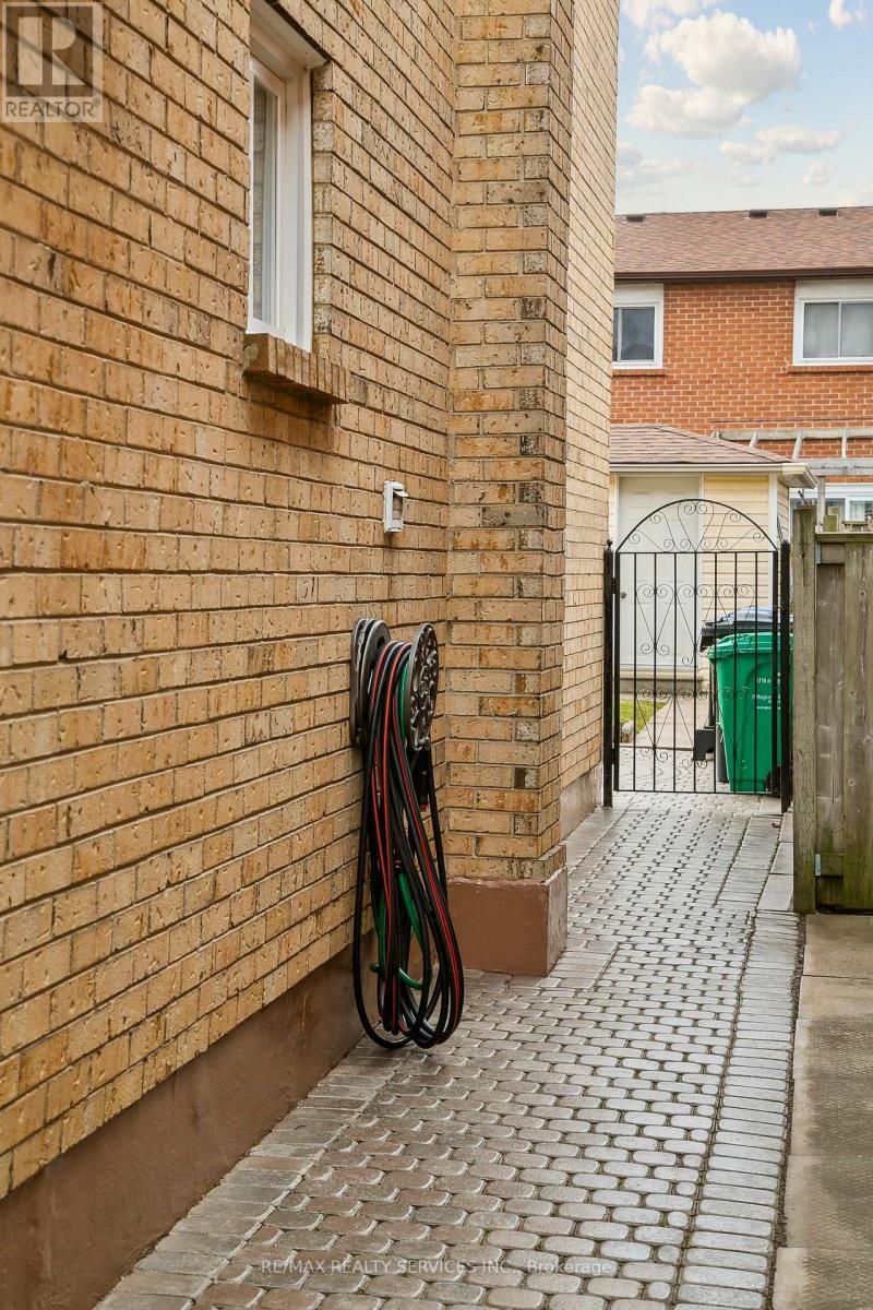 247 Vodden Street W, Brampton, Ontario  L6X 2X7 - Photo 43 - W13000446