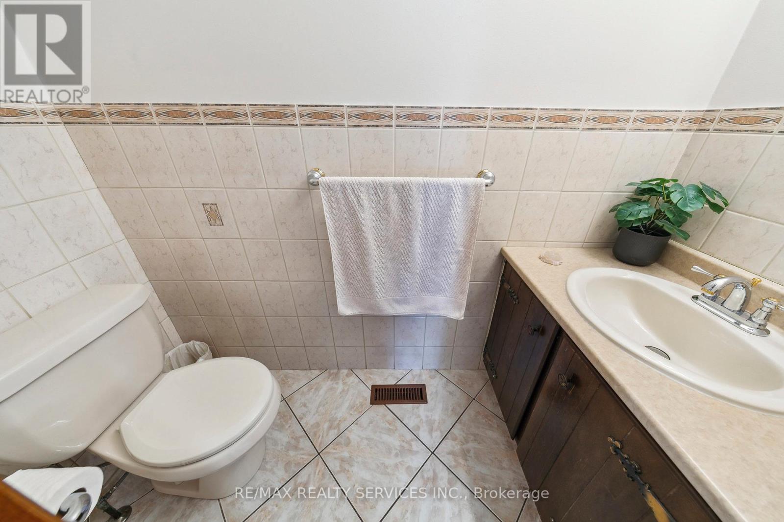 247 Vodden Street W, Brampton, Ontario  L6X 2X7 - Photo 5 - W13000446