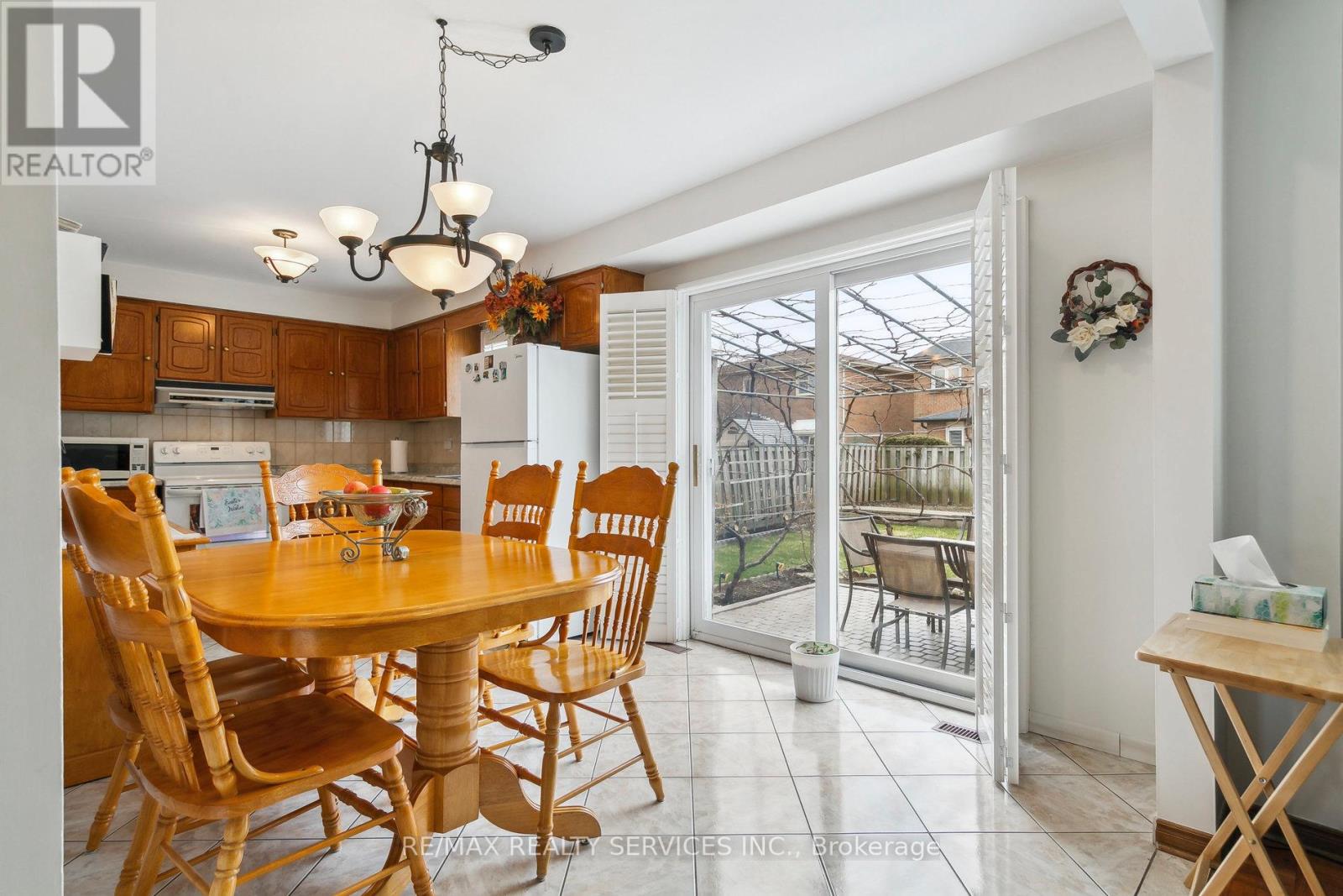 247 Vodden Street W, Brampton, Ontario  L6X 2X7 - Photo 9 - W13000446