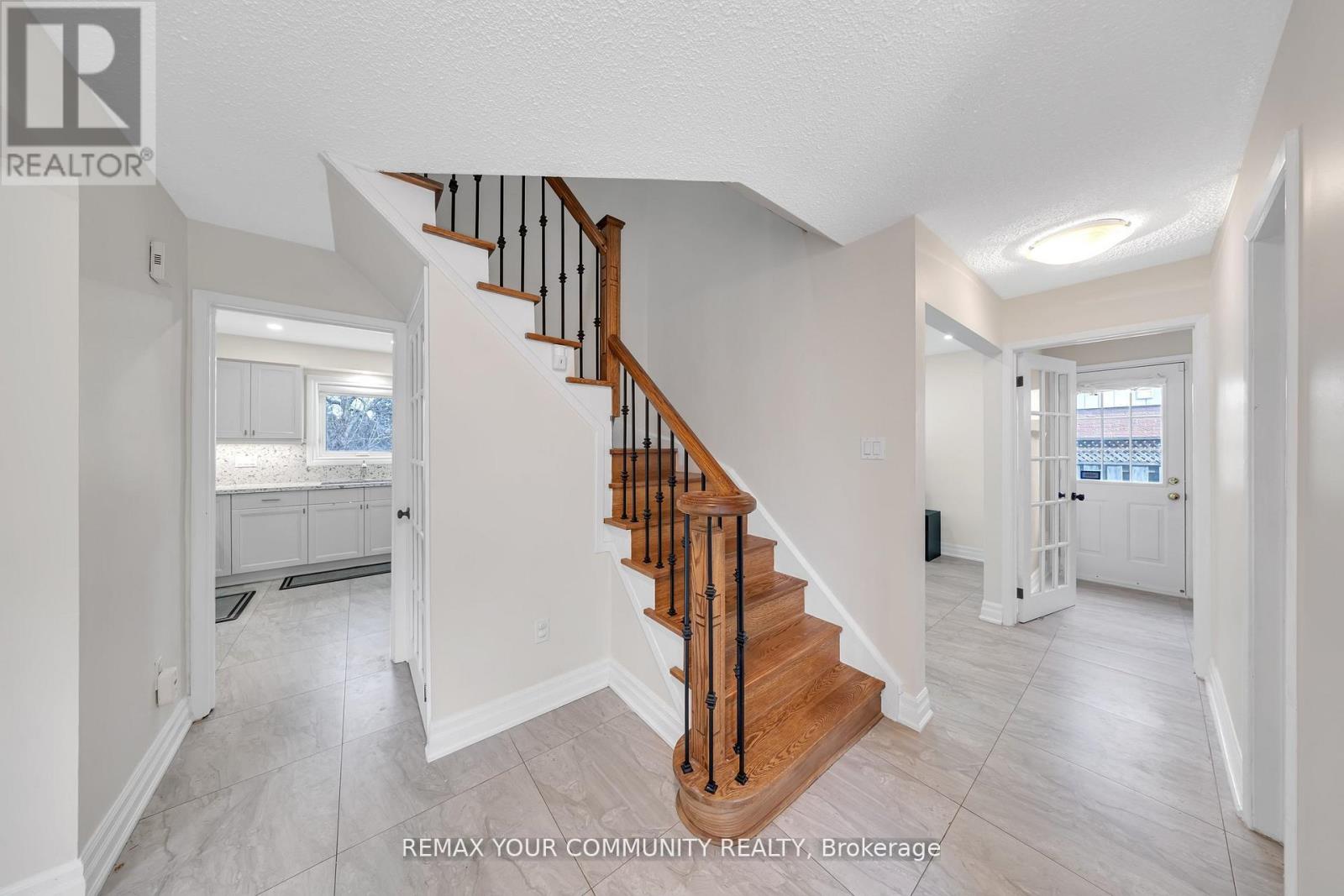 22 Madelaine Crescent, Brampton, Ontario  L6S 2Y9 - Photo 4 - W13000486