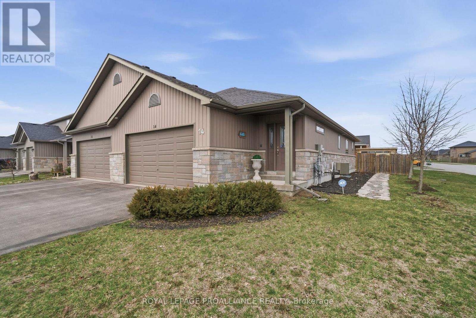 14 Cobblestone Street, Belleville, Ontario  K8P 0E4 - Photo 1 - X13000792