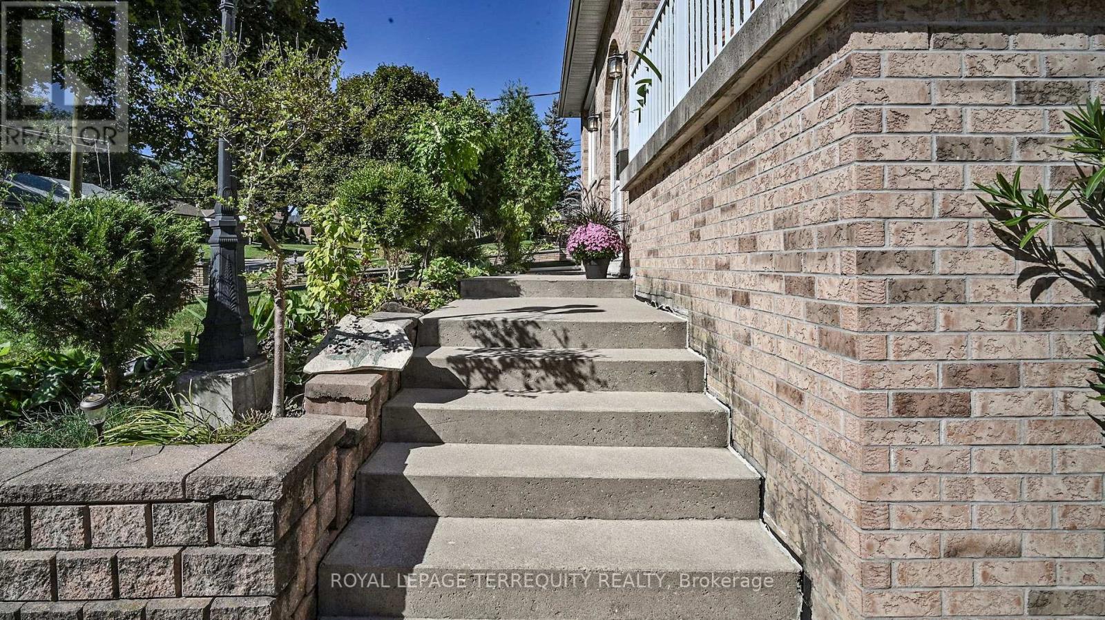 134 Hadrian Drive, Toronto, Ontario  M9W 1V4 - Photo 7 - W12990898