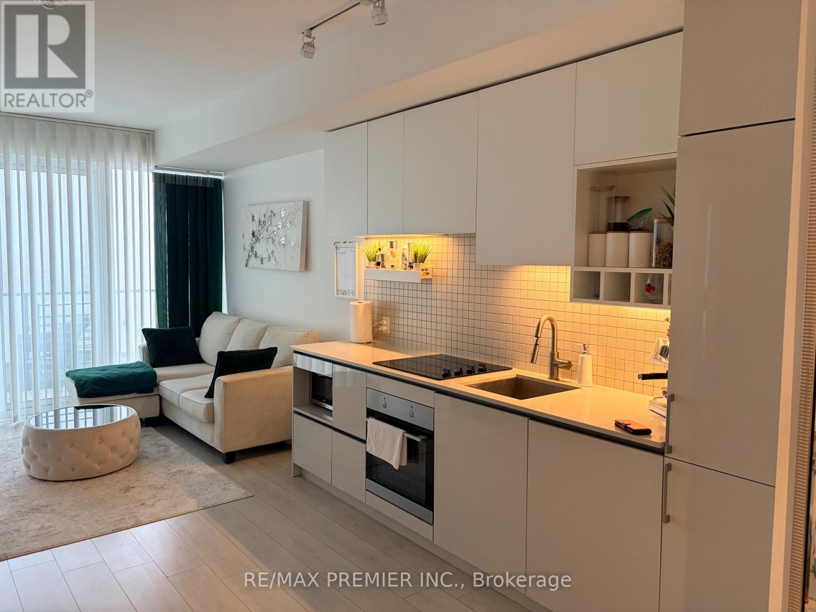 2701 - 898 Portage Parkway, Vaughan, Ontario  L4K 2M7 - Photo 3 - N13000616