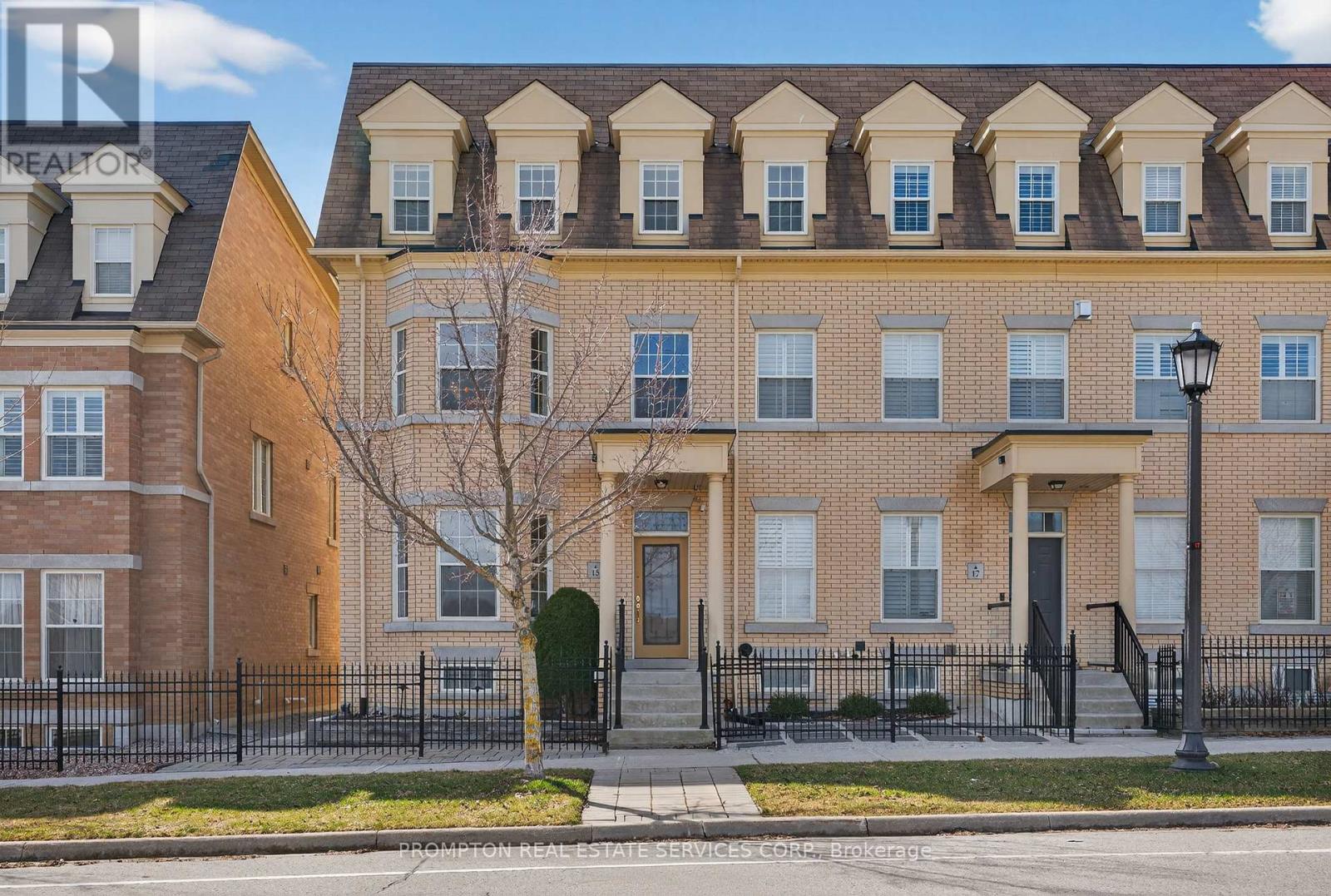 15 Donald Buttress Boulevard E, Markham, Ontario  L6C 0J8 - Photo 2 - N13000786