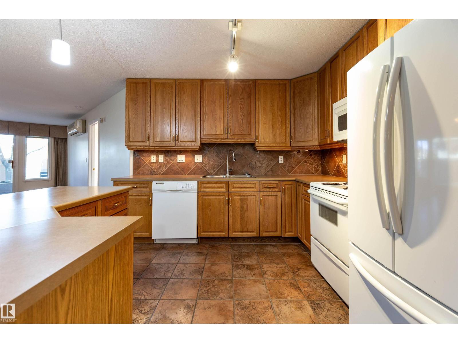 #105 8912 156 St Nw, Edmonton, Alberta  T5R 5Z2 - Photo 6 - E4482305