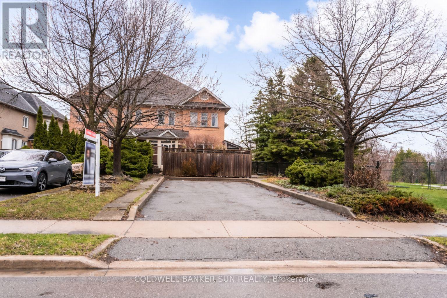 240 Pressed Brick Drive, Brampton, Ontario  L6V 4L3 - Photo 2 - W13000694