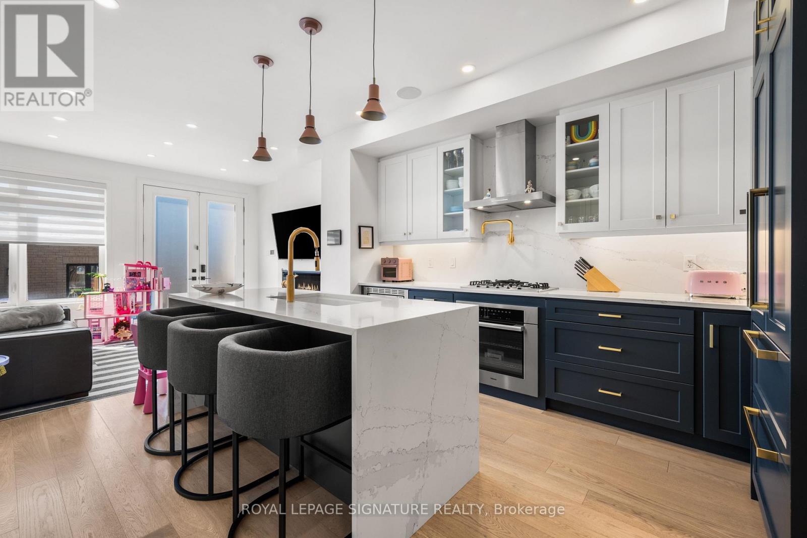 204 Mcroberts Avenue, Toronto, Ontario  M6E 0B2 - Photo 8 - W13000778